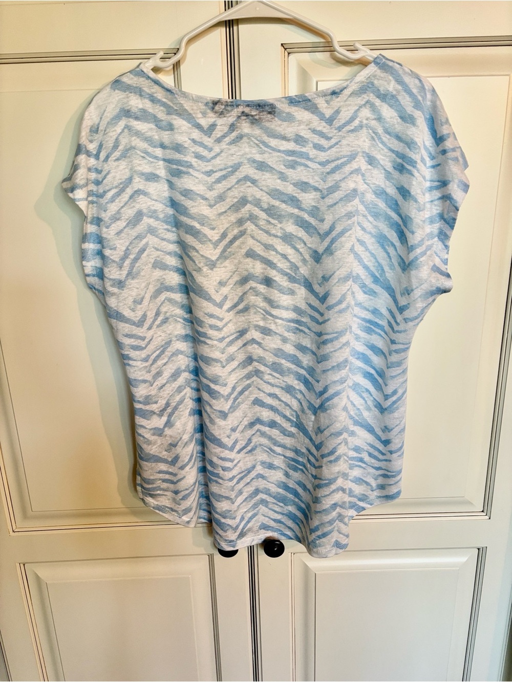 Tahari light, blue and white zebra print Sleeve T-shirt. 100% linen.  NWOT - Picture 3 of 8